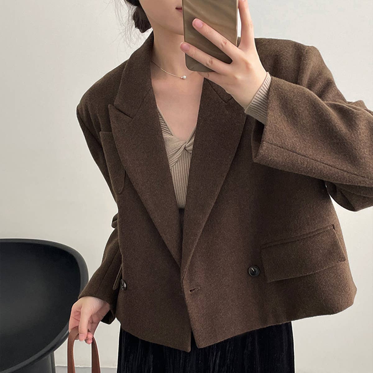 The foreign style goes with a short woolen coat