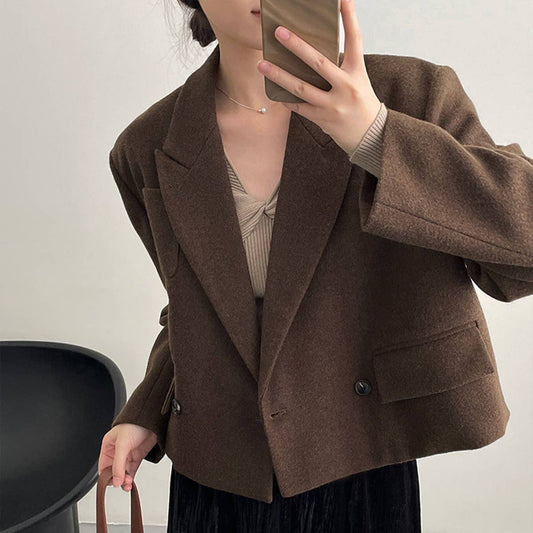 The foreign style goes with a short woolen coat