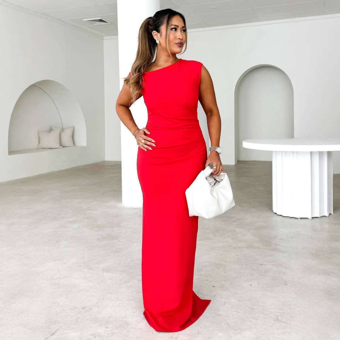 Sleeveless sheath dress with slit pleat back