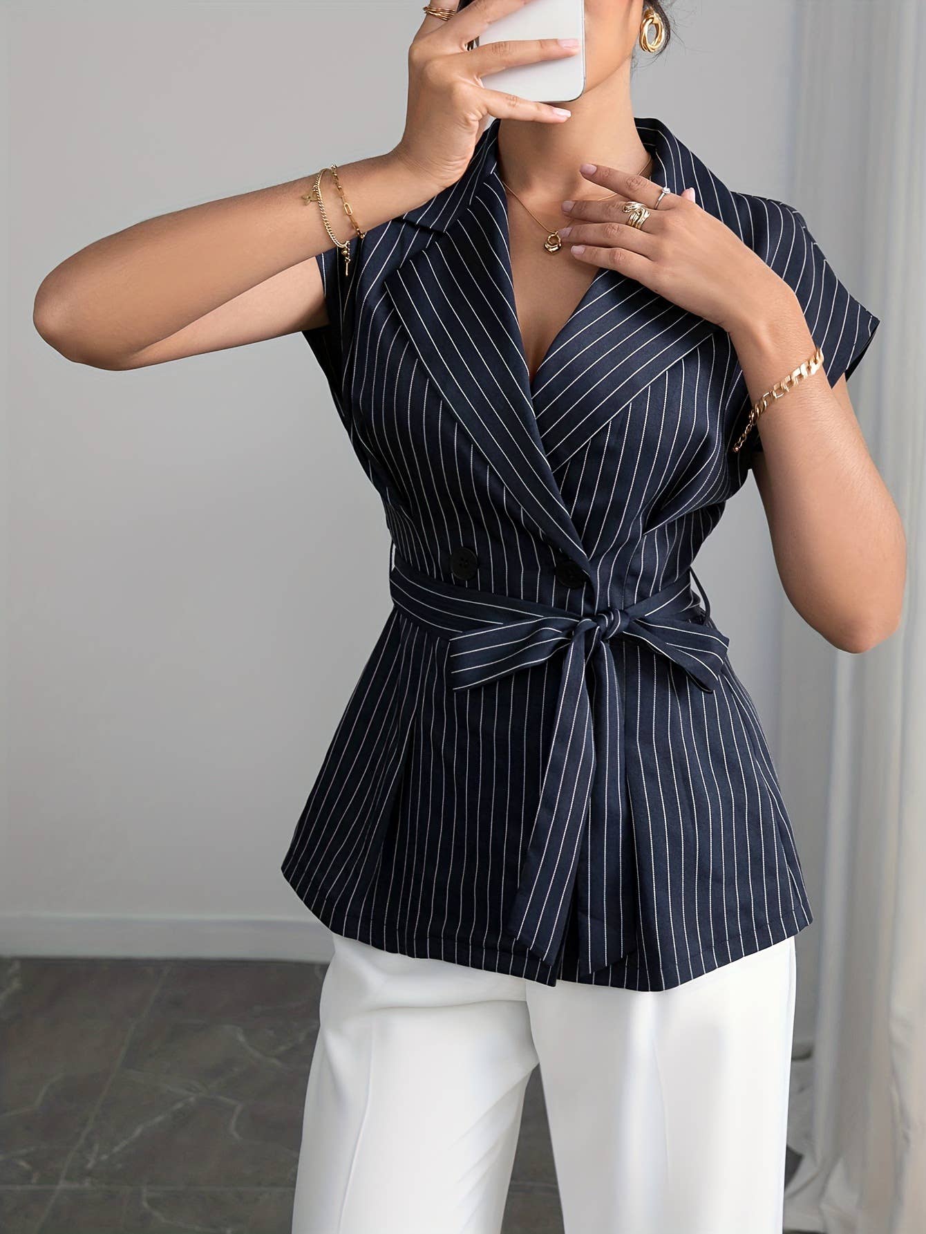 Lapel opening short-sleeved suit jacket