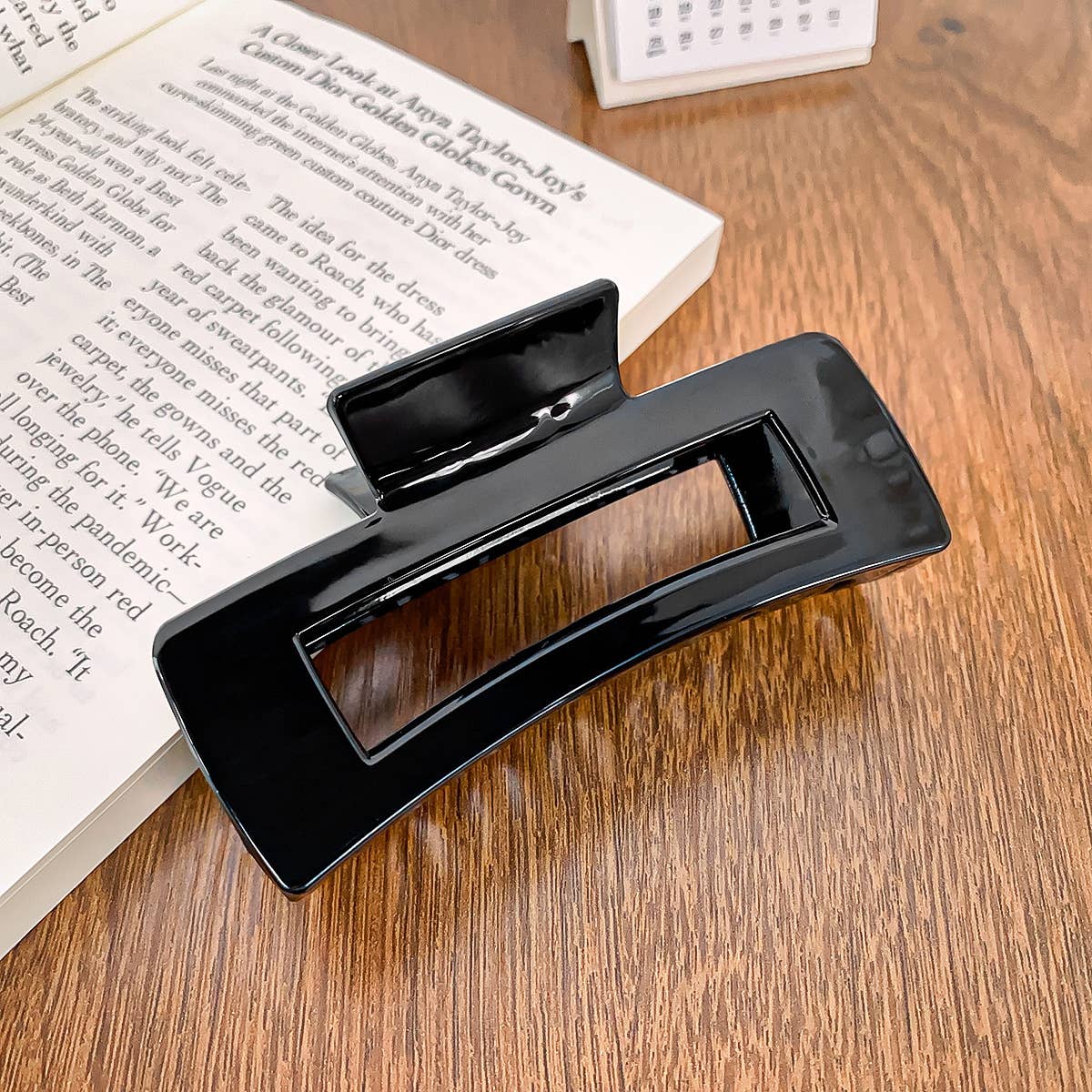 Arc-shaped semi-circular transparent gripper