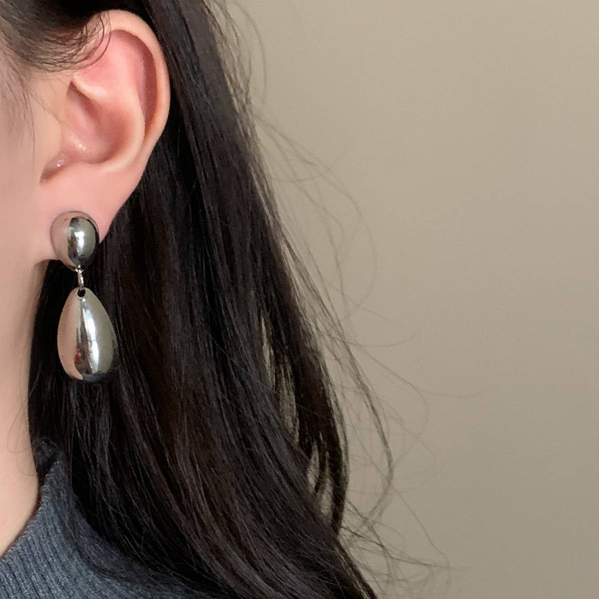 TEMPERAMENTAL AND VERSATILE METAL EARRINGS