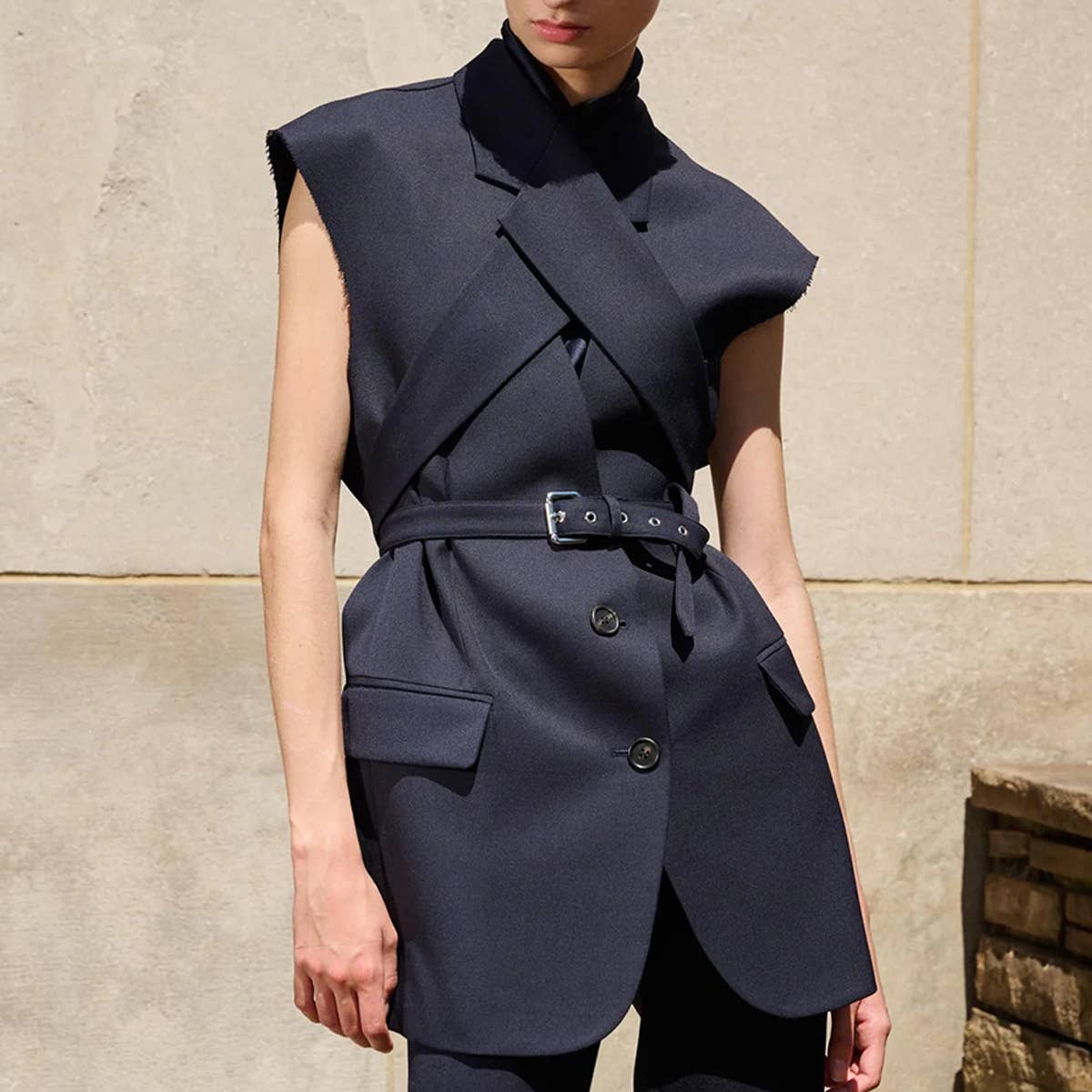 Stylish Sleeveless Blazer with Belt and Lapels_CWOCO1219