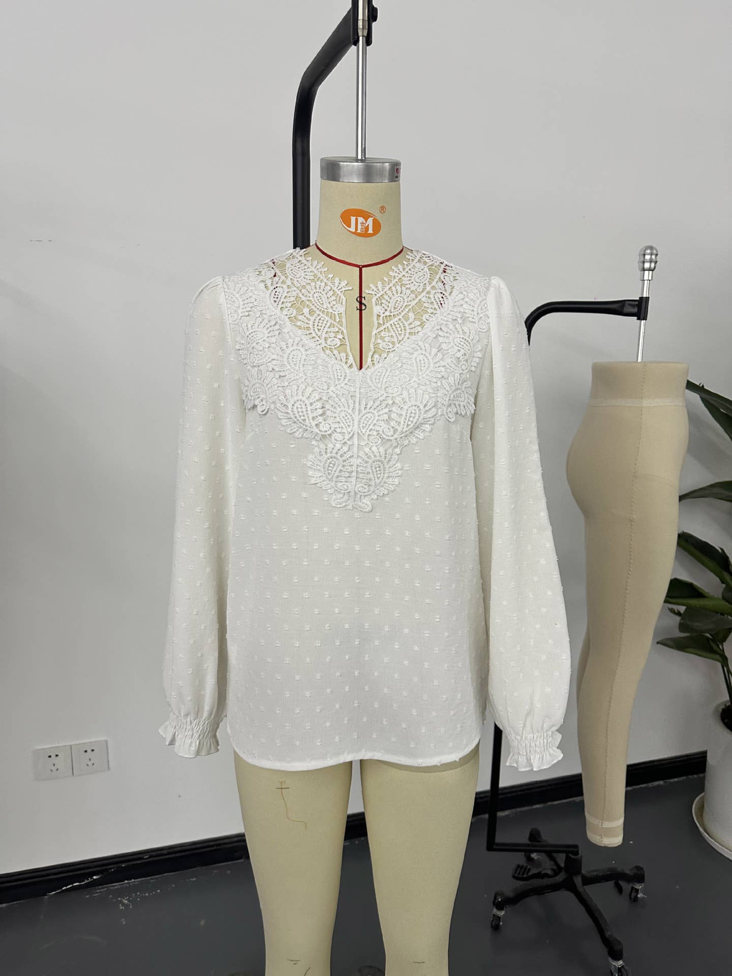 V-neck lace solid-color long-sleeved T-shirt