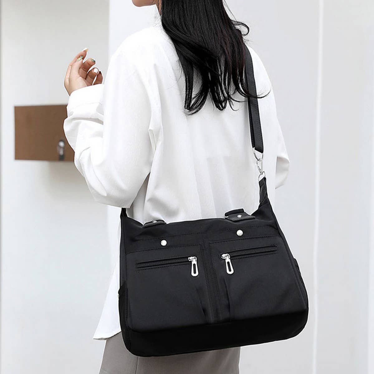 LARGE CAPACITY LIGHTWEIGHT SHOULDER MESSENGER BAG