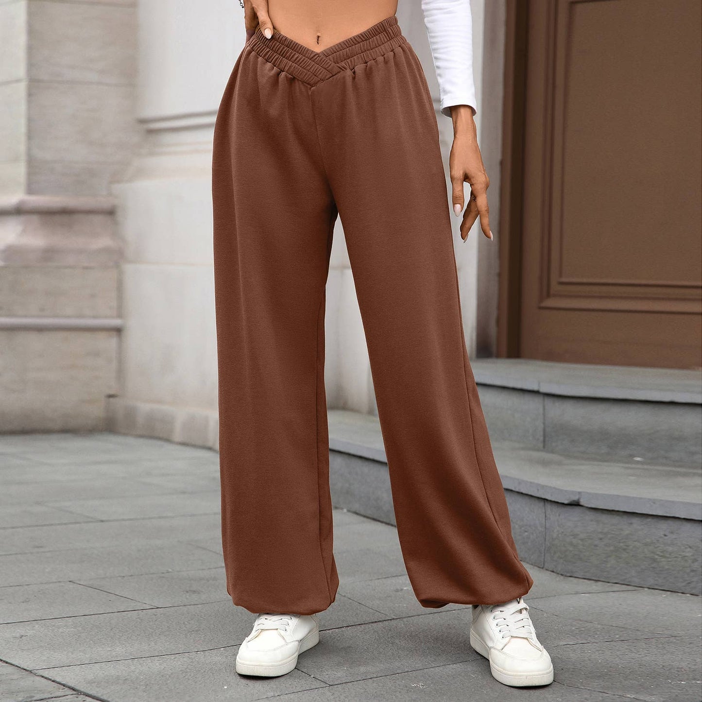 Tight waists curving legs Loose-fitting trousers
