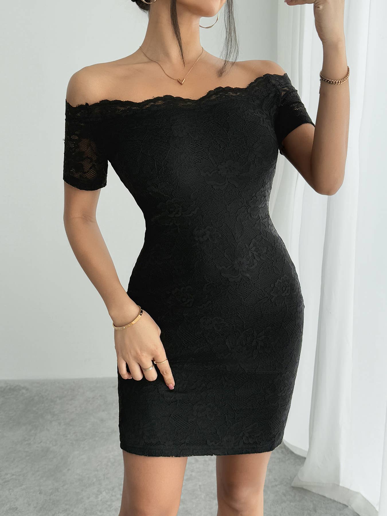 One-shoulder collar, form-fitting, elegant dress