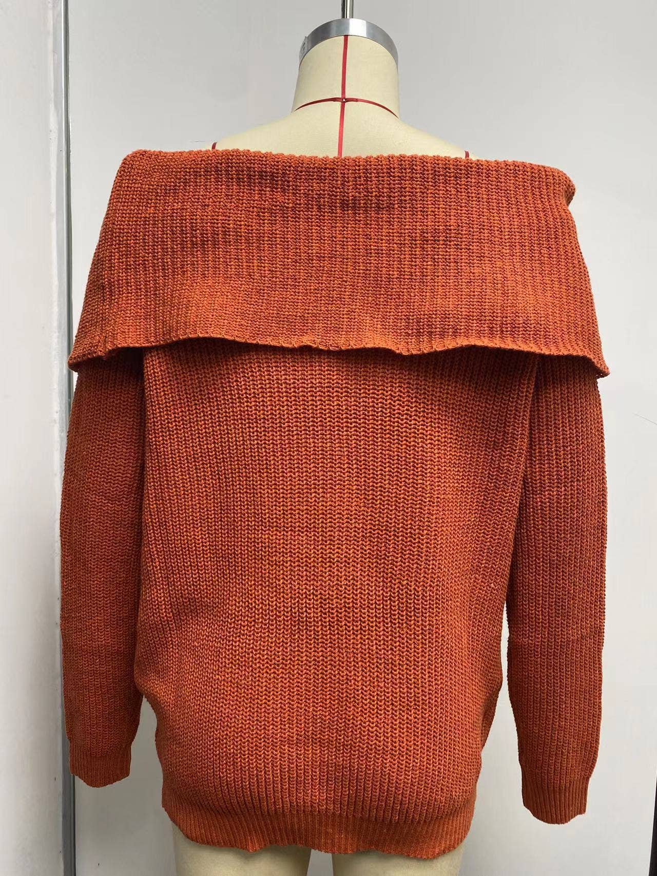STRAPLESS SHOULDER SWEATER IN SOLID COLOR