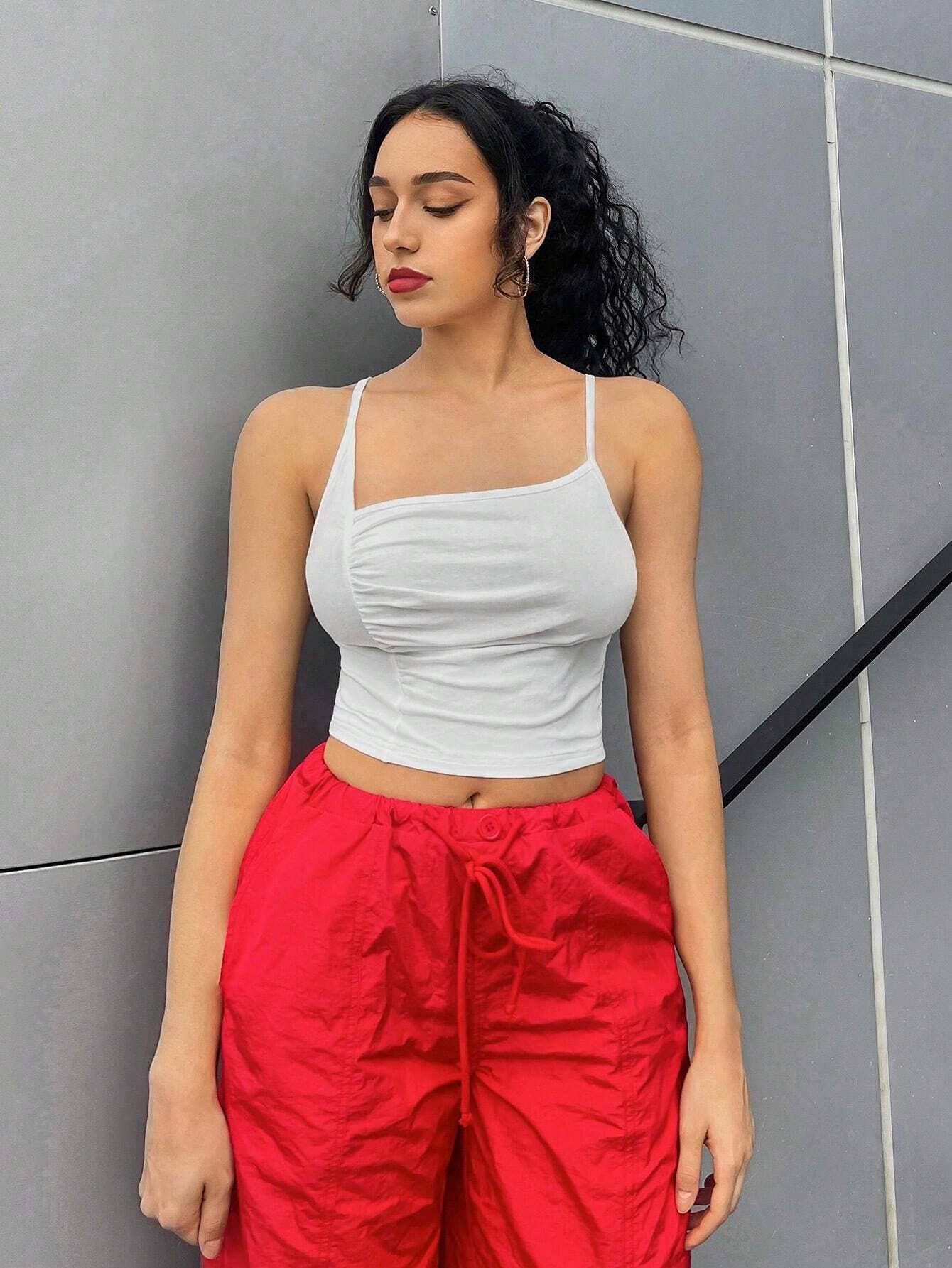 Slim-fitting,fashionable sleeveless halter top