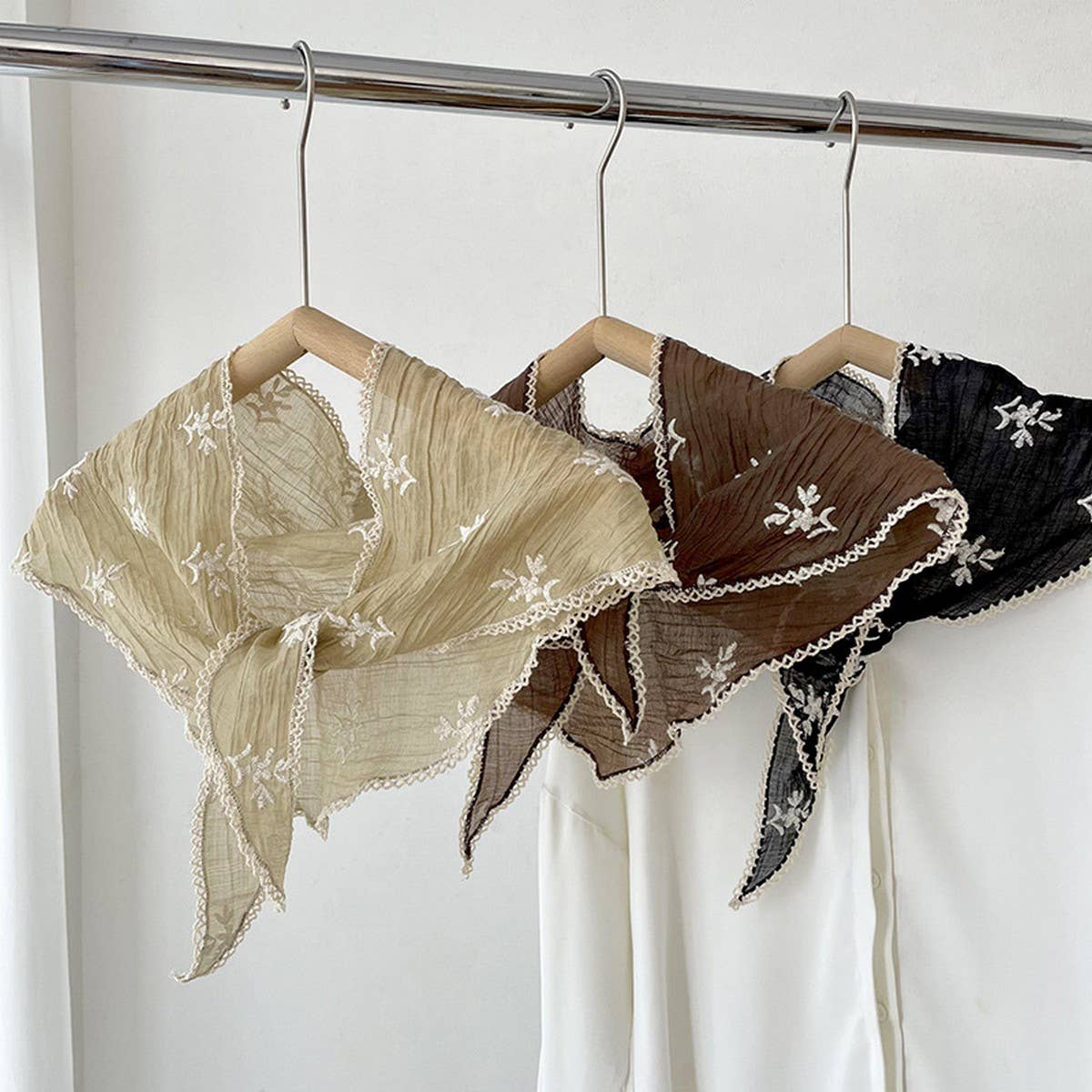 THIN FLORAL LACE TRIANGLE SCARF