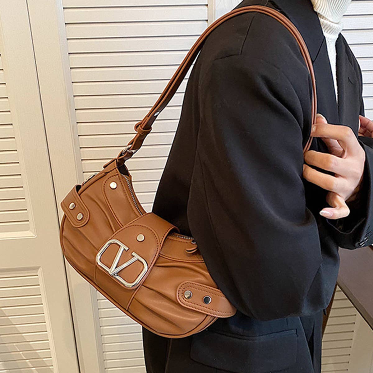 FASHIONABLE V PLEATED STUDDED SHOULDER BAG_CWAB1578