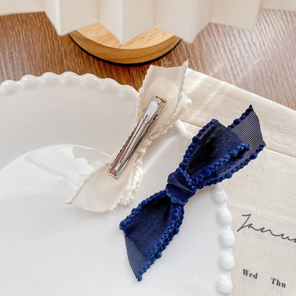 Fashionable and versatile bow tie clip