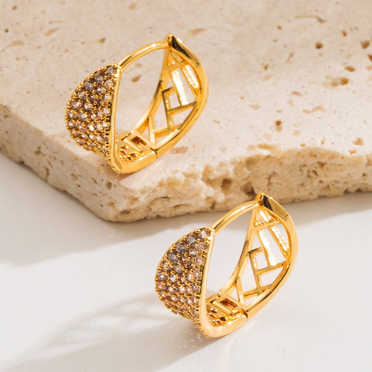18K Gold Geometric Hoop Earrings for Women_CWMM8512