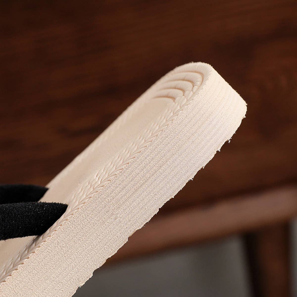 CASUAL EMBOSSED FLAT HEEL THONG SANDALS_CWSHS0719