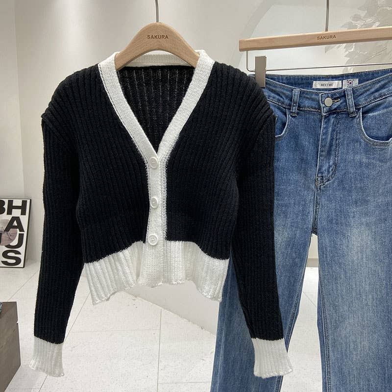 V-neck button knit cardigan color contrast short