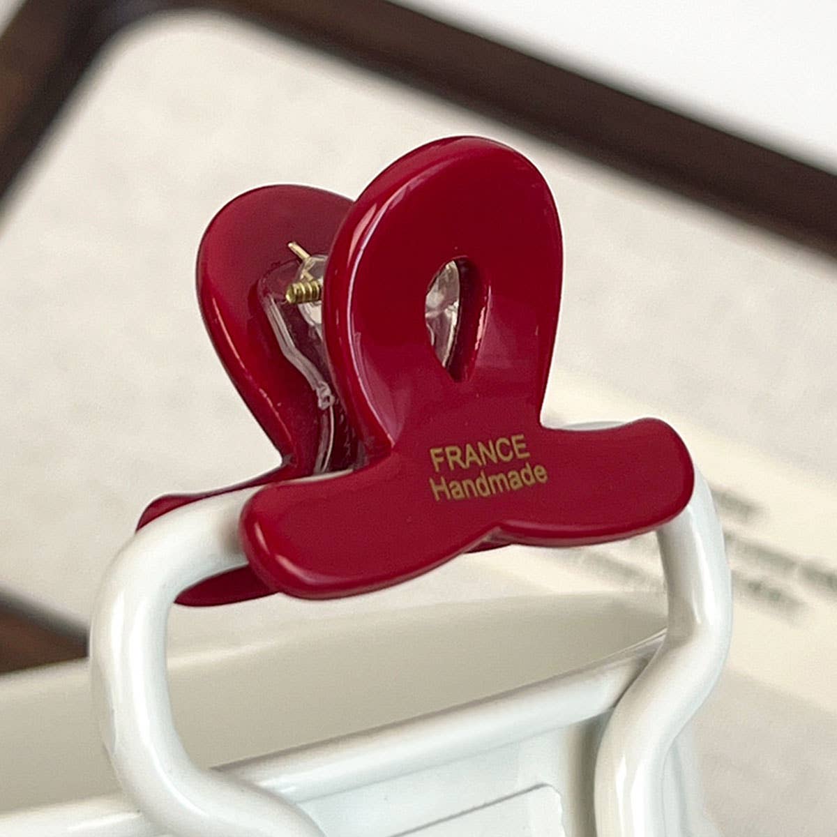 Gold-labeled solid acetic acid plate gripper