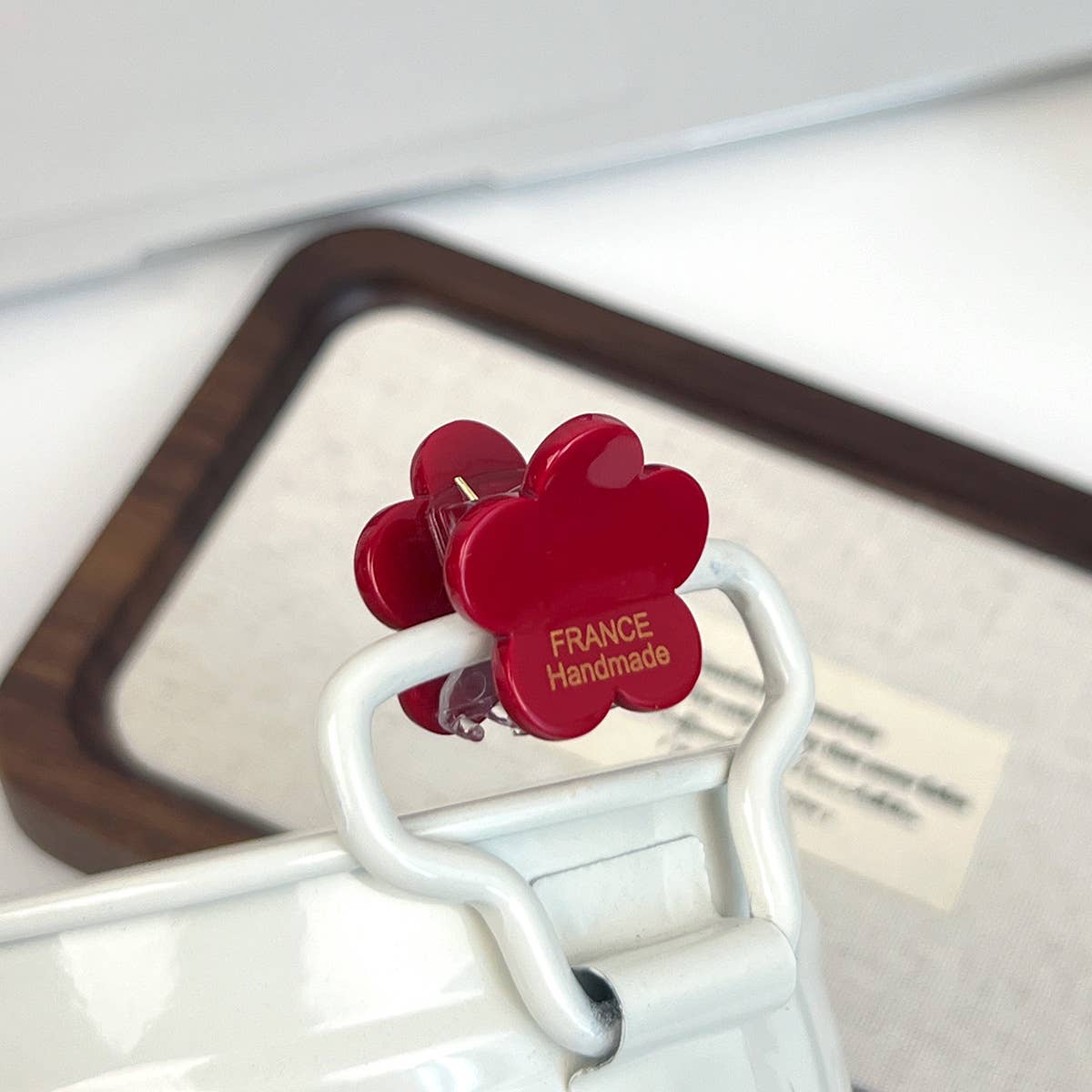 Gold-labeled solid acetic acid plate gripper