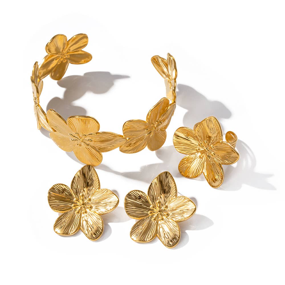 Two-piece set of golden flower stud rings