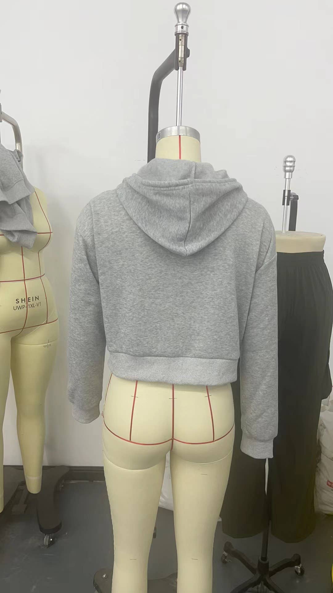 Short zippered long-sleeved hooded sweatshirt