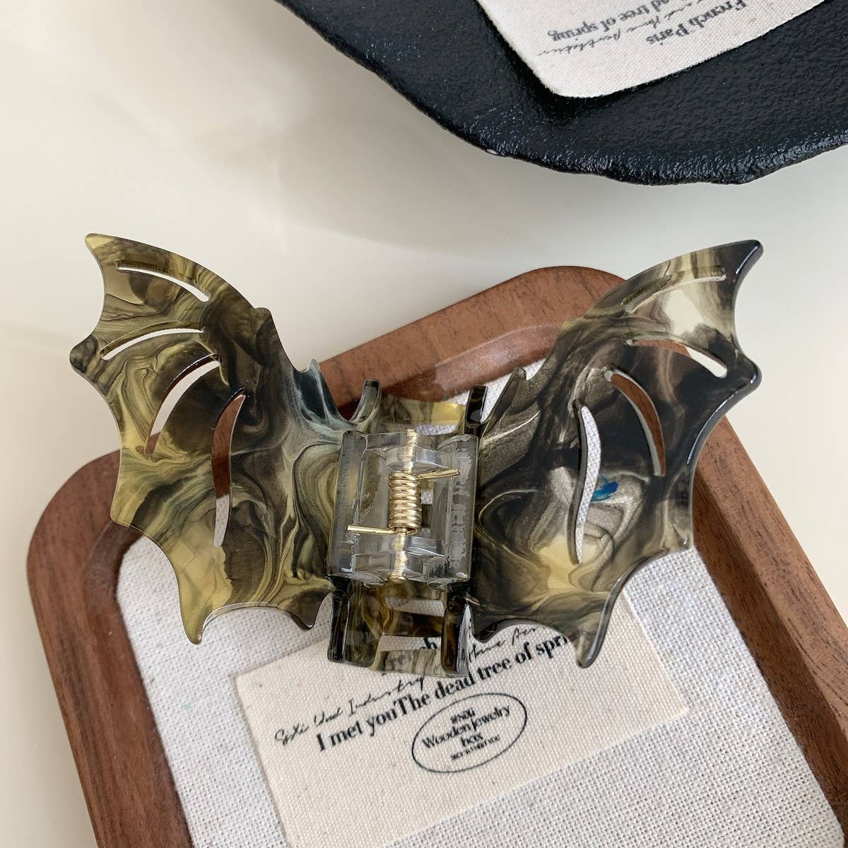 CWAHA07706_HALLOWEEN BAT WING CLAW HAIR CLIP