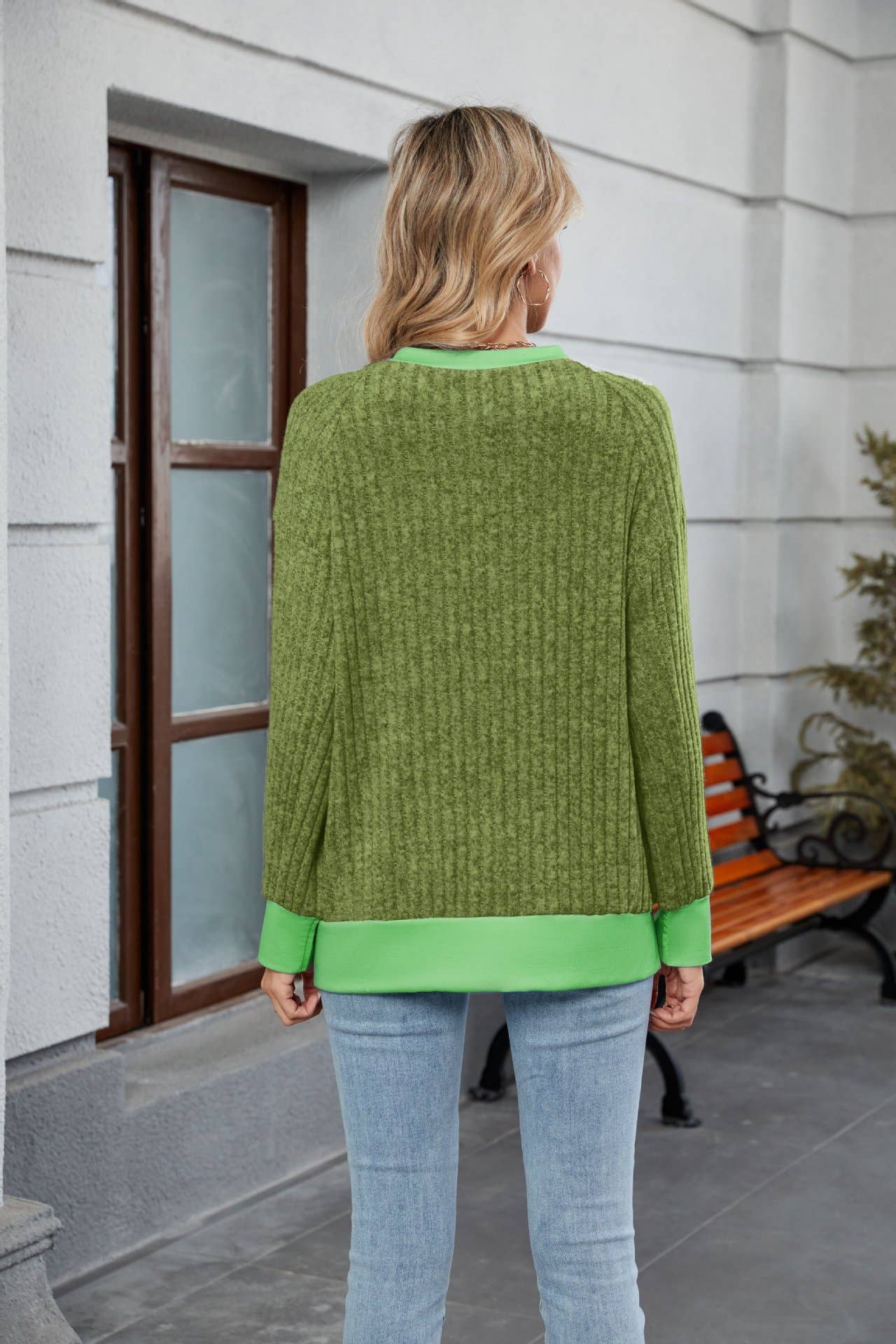 Fashionable color-blocked loose knitted top