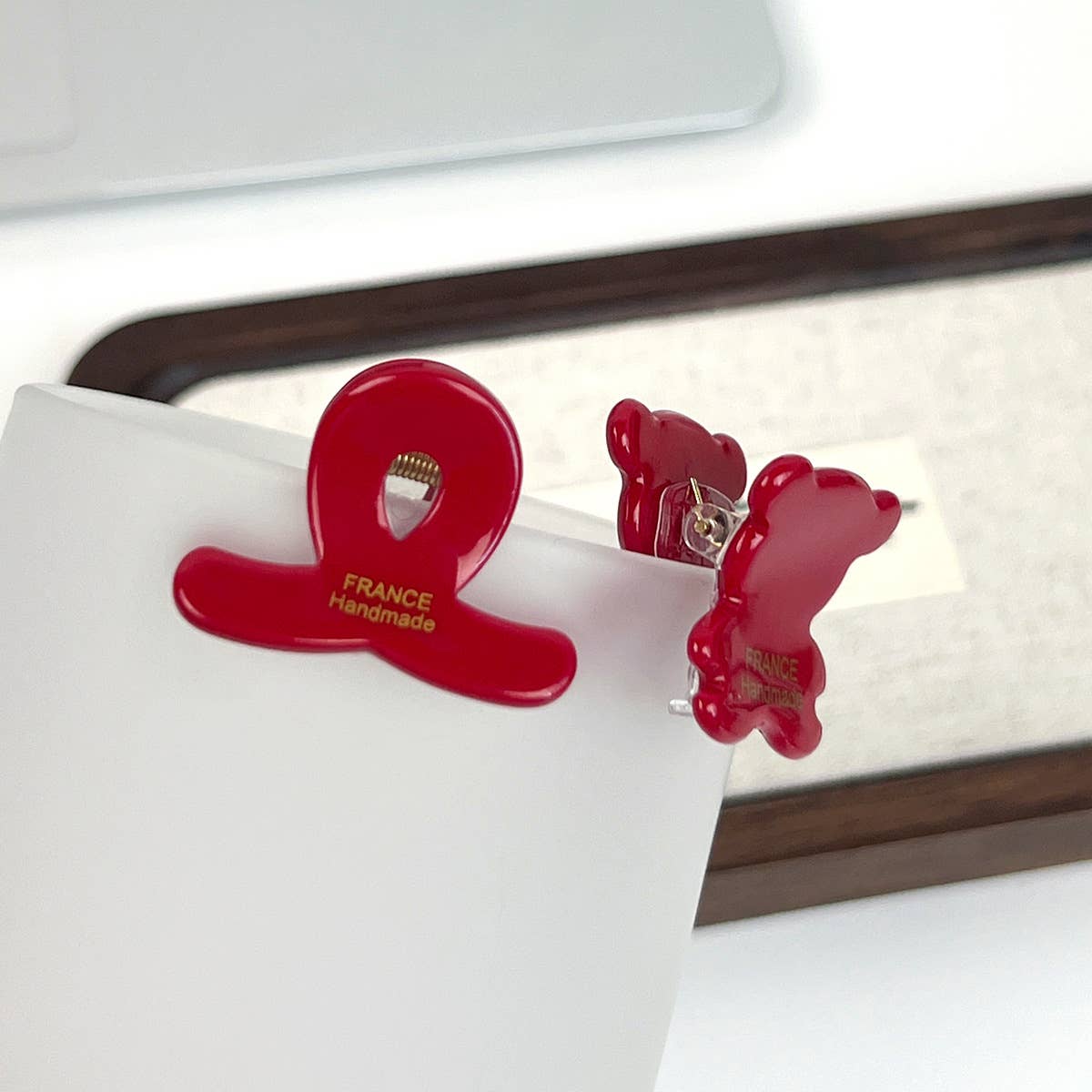 Gold-labeled solid acetic acid plate gripper