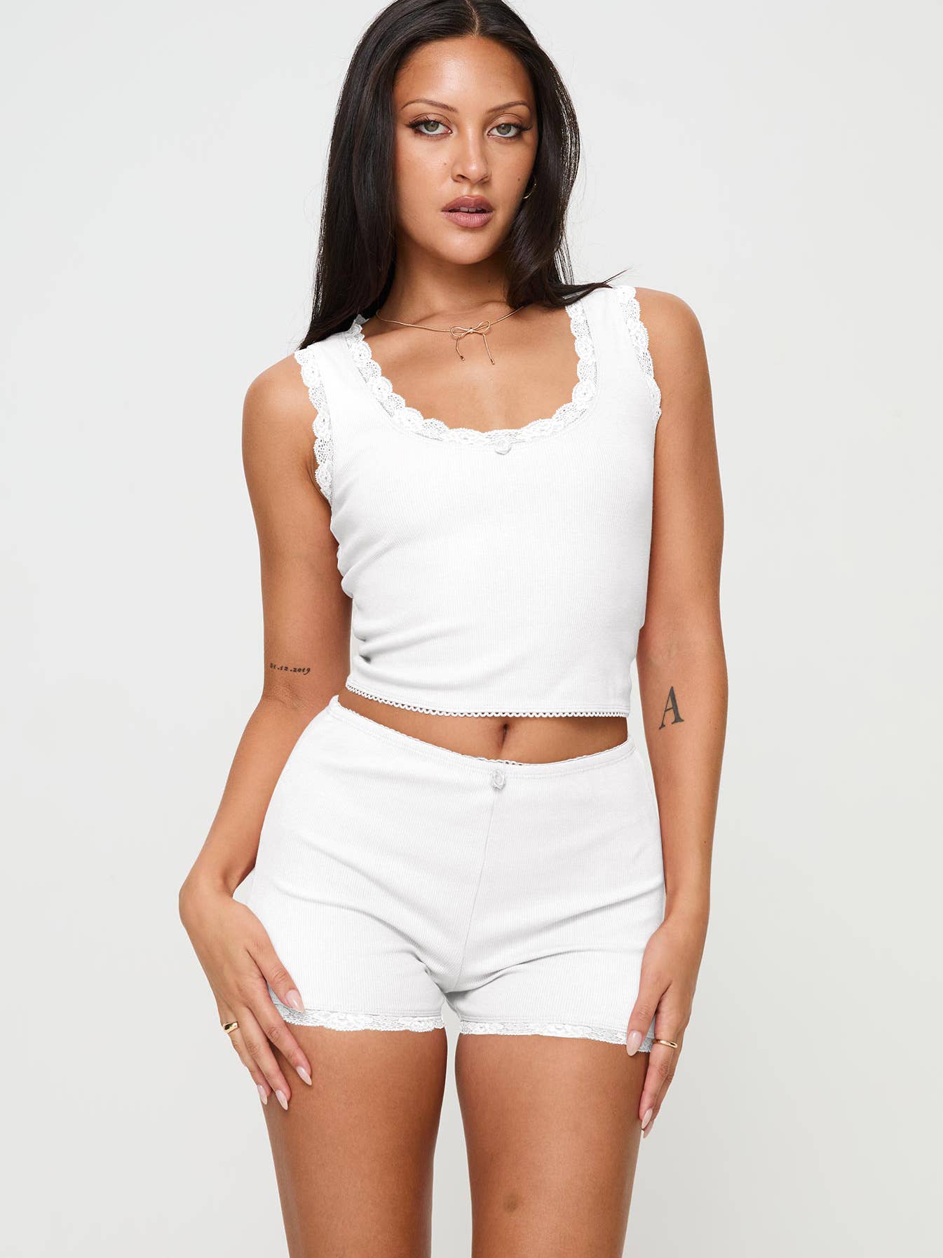 Strappy high-waisted shorts with lace edges suit