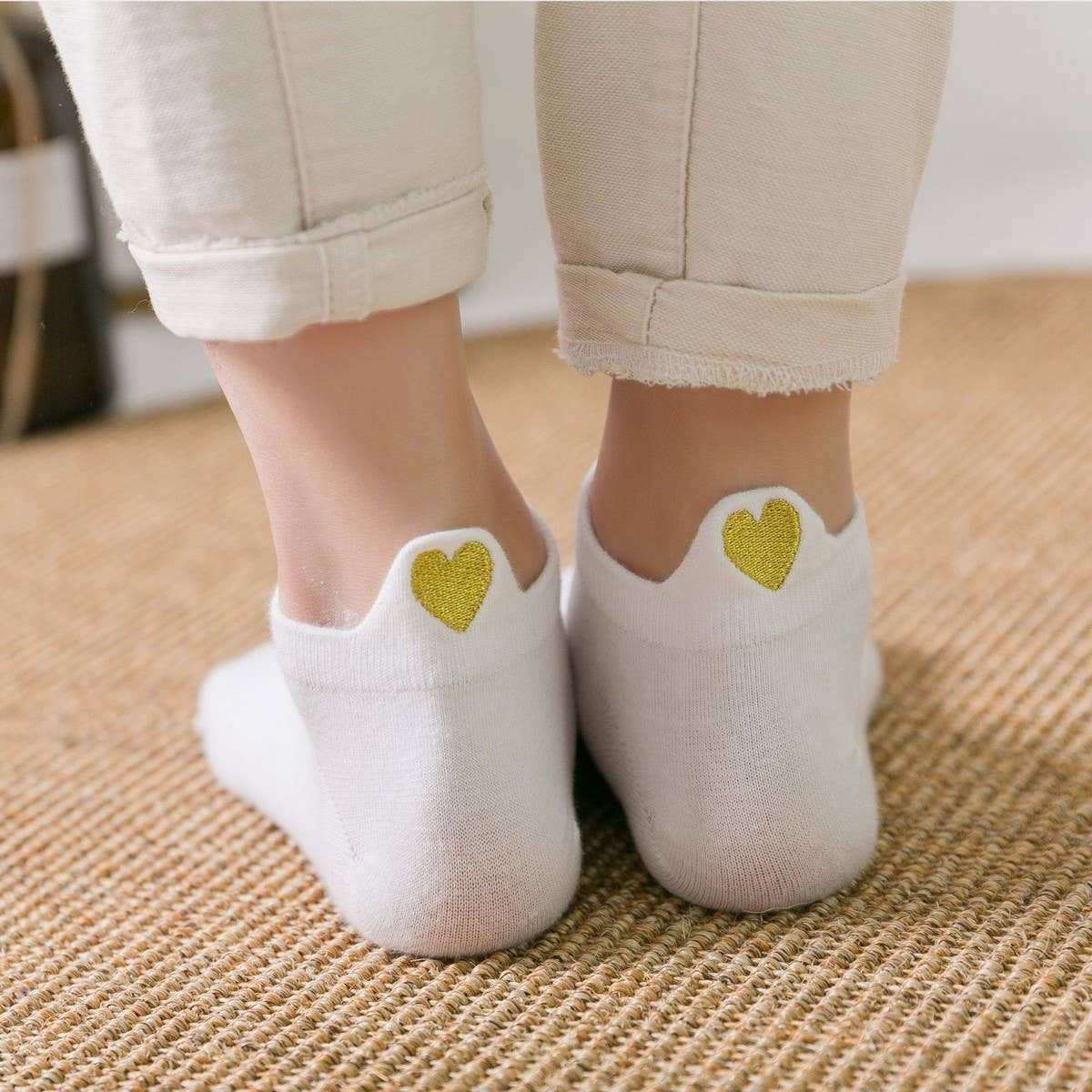 NEW EMBROIDERED DAISY SOCKS FOR WOMEN