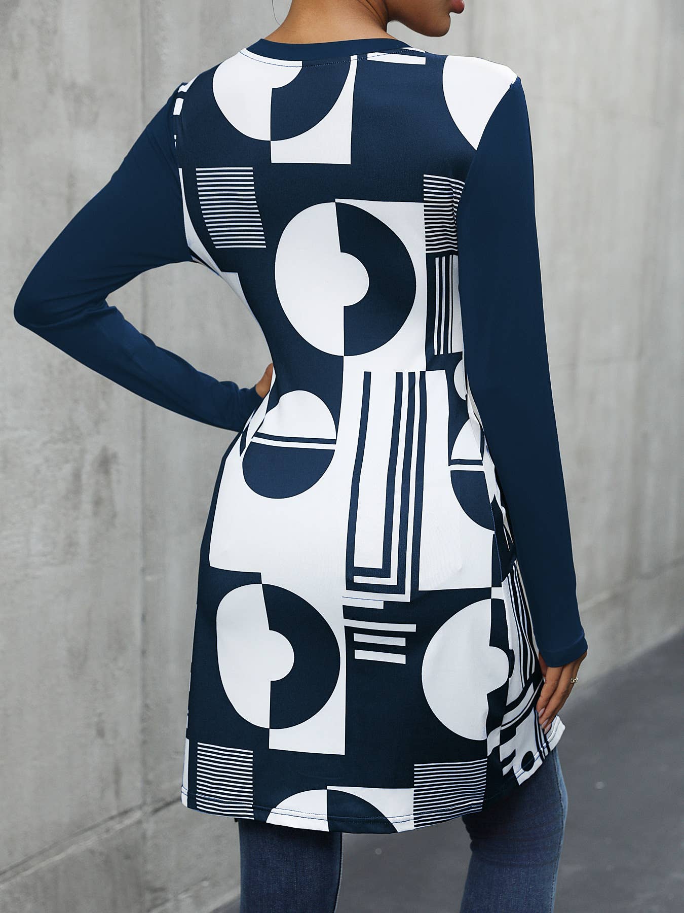 ELEGANT GEOMETRIC PRINT MEDIUM LENGTH SLIT TSHIRT