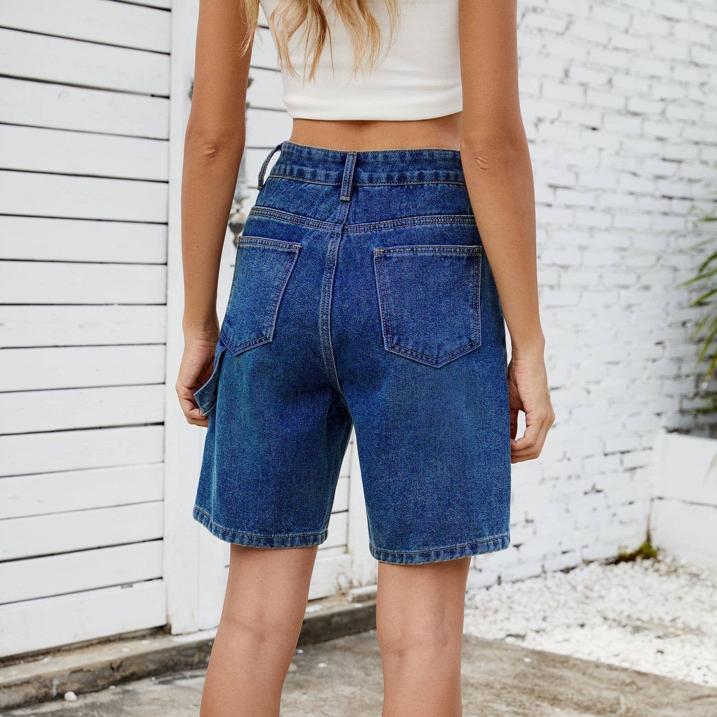 Washed denim quarter pants with fashion design