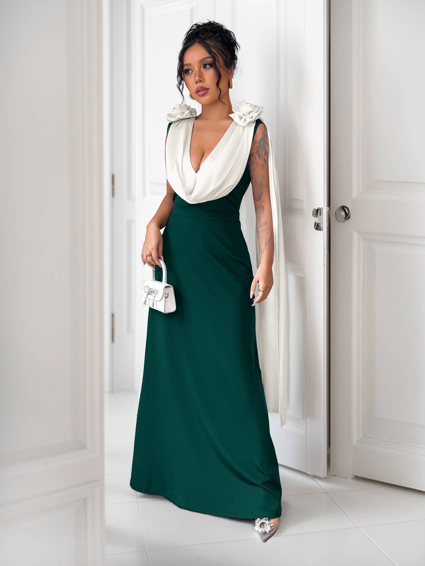 V-neck contrasting color sleeveless dress