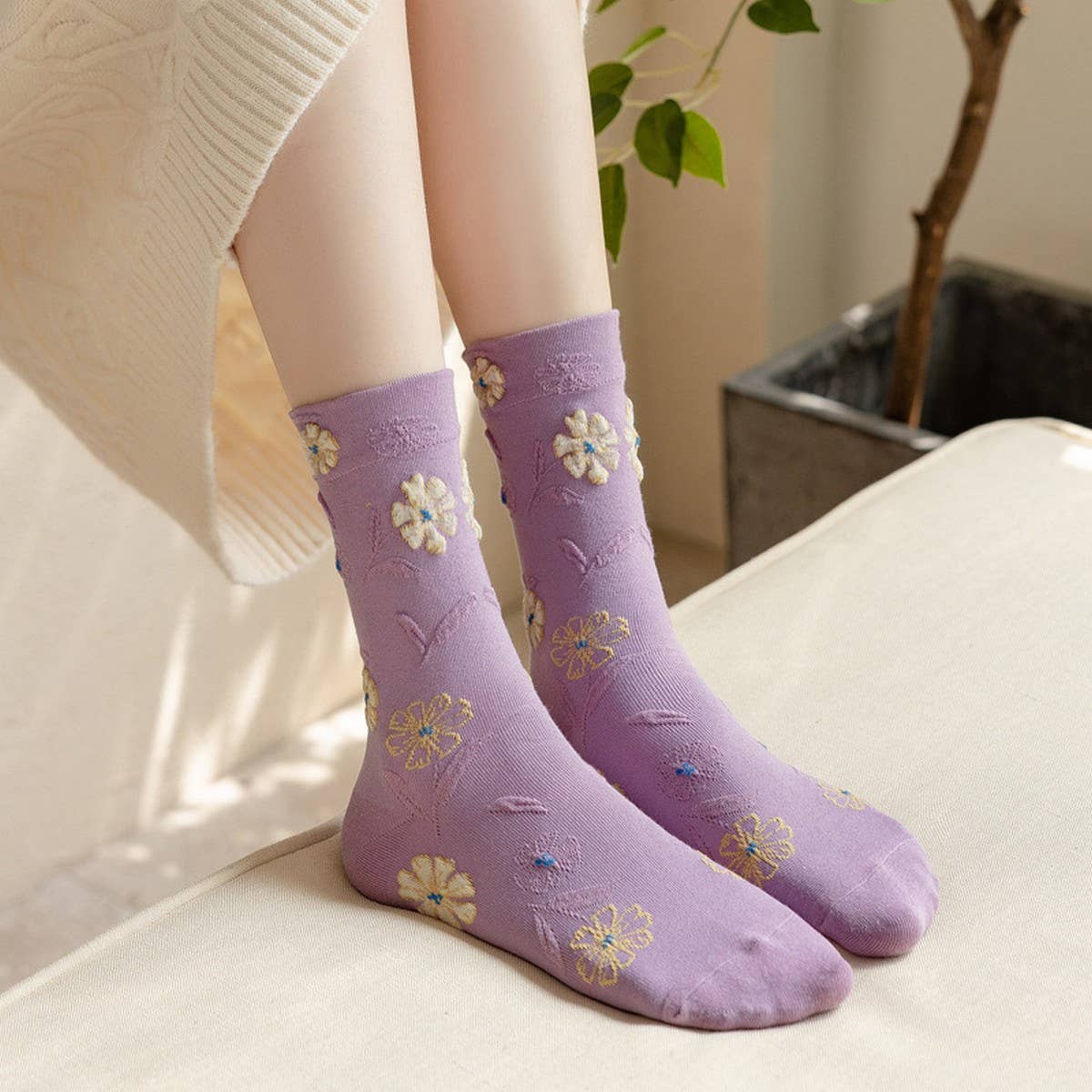 THREE-DIMENSIONAL RELIEF FLOWER MID-TUBE SOCKS