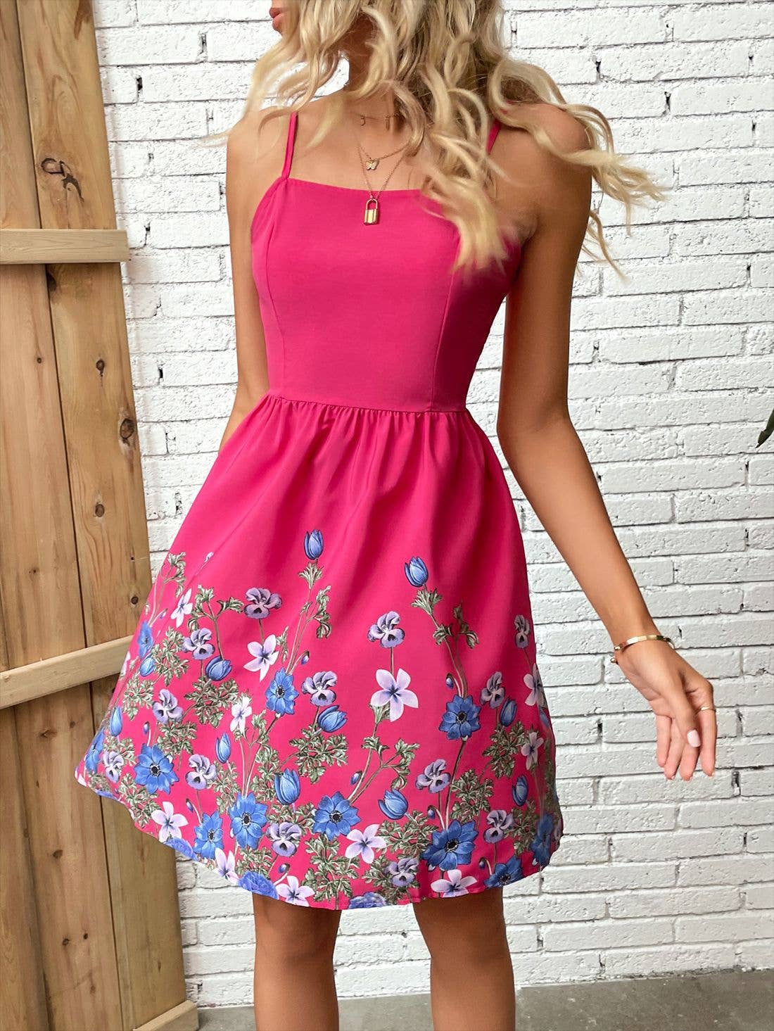 Short dress halter print and a cinched waist