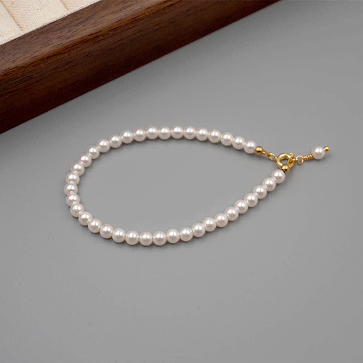 ROUND PEARL SIMPLE DESIGN FASHION BRACELET
