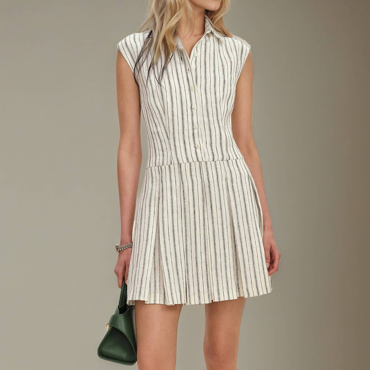 Form-fitting sleeveless single-breasted dress_cwdsd8467