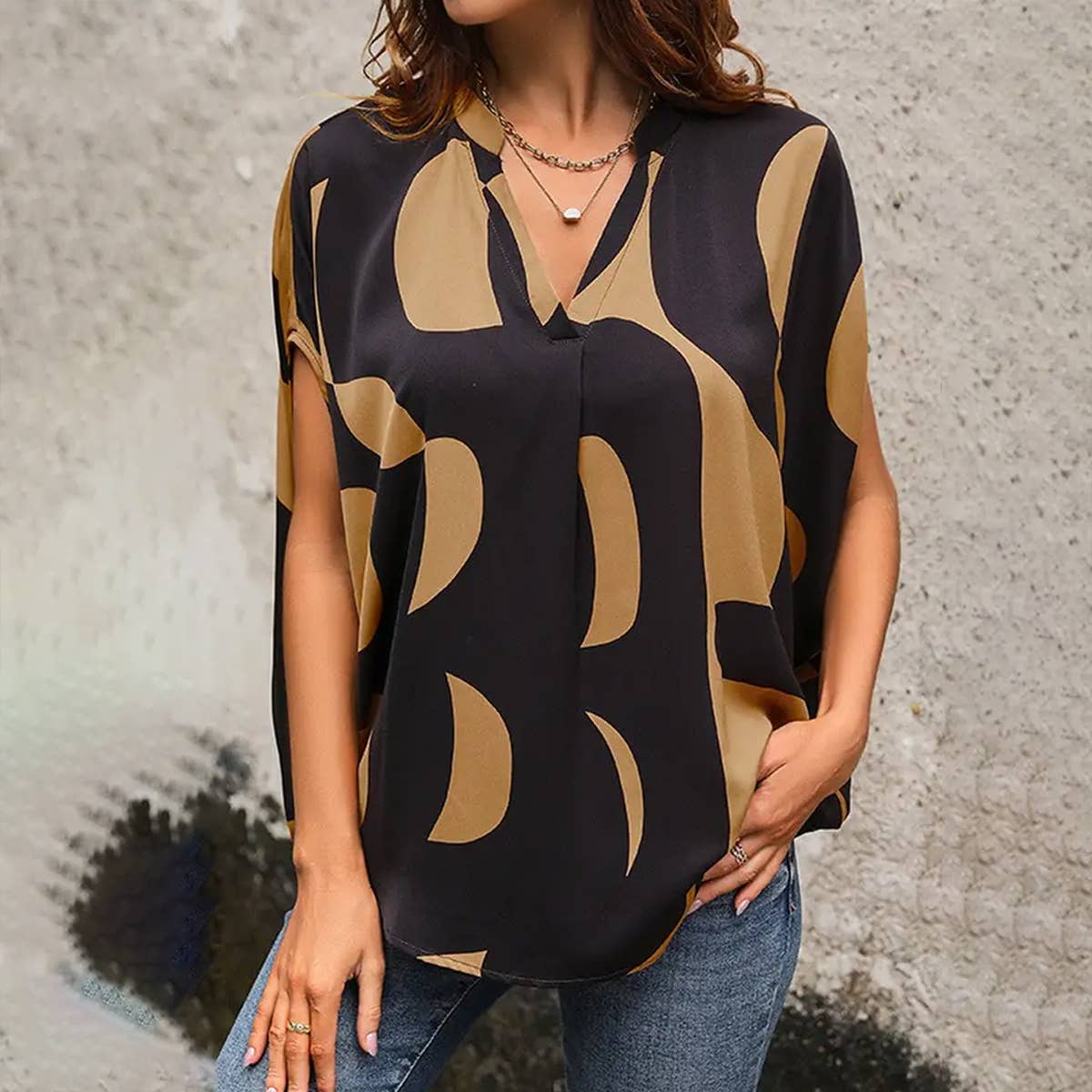 SHORT SLEEVED PULLOVER V NECK PRINTED SHIRT_CWTSTS0276