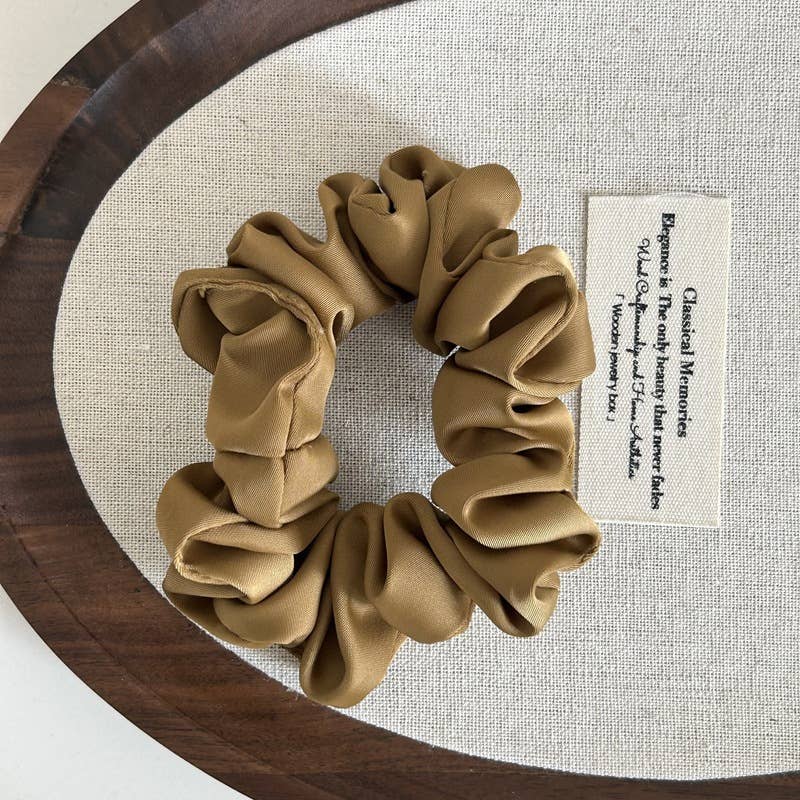 A simple and versatile satin style hairband