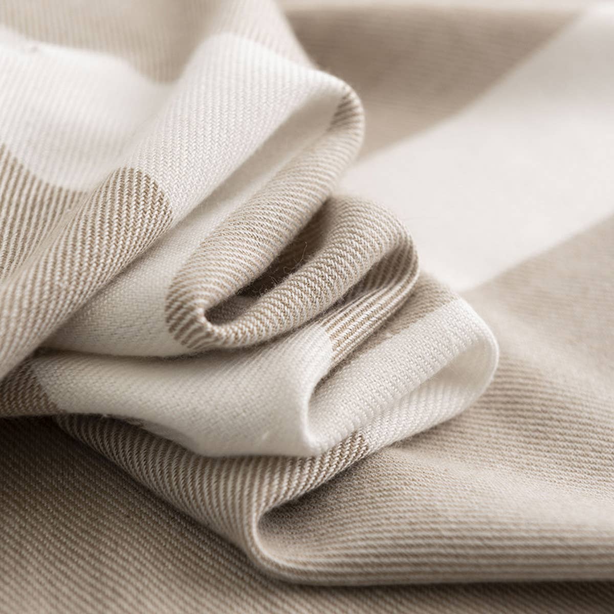 FASHIONABLE MID-LENGTH TWILL SCARF