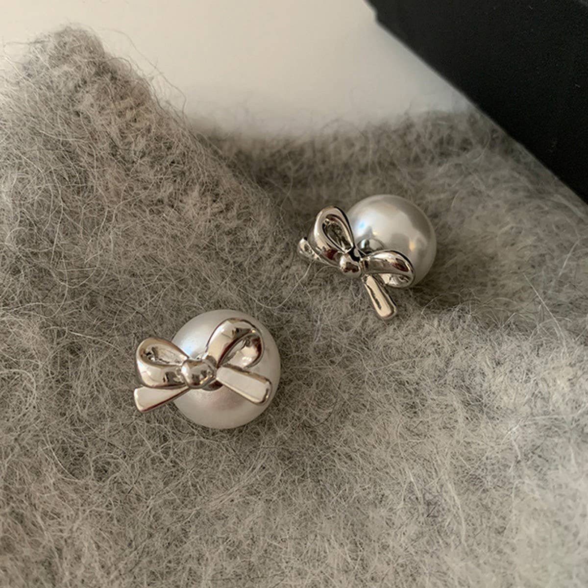 TEMPERAMENTAL AND HIGH-END BOW PEARL EARRINGS