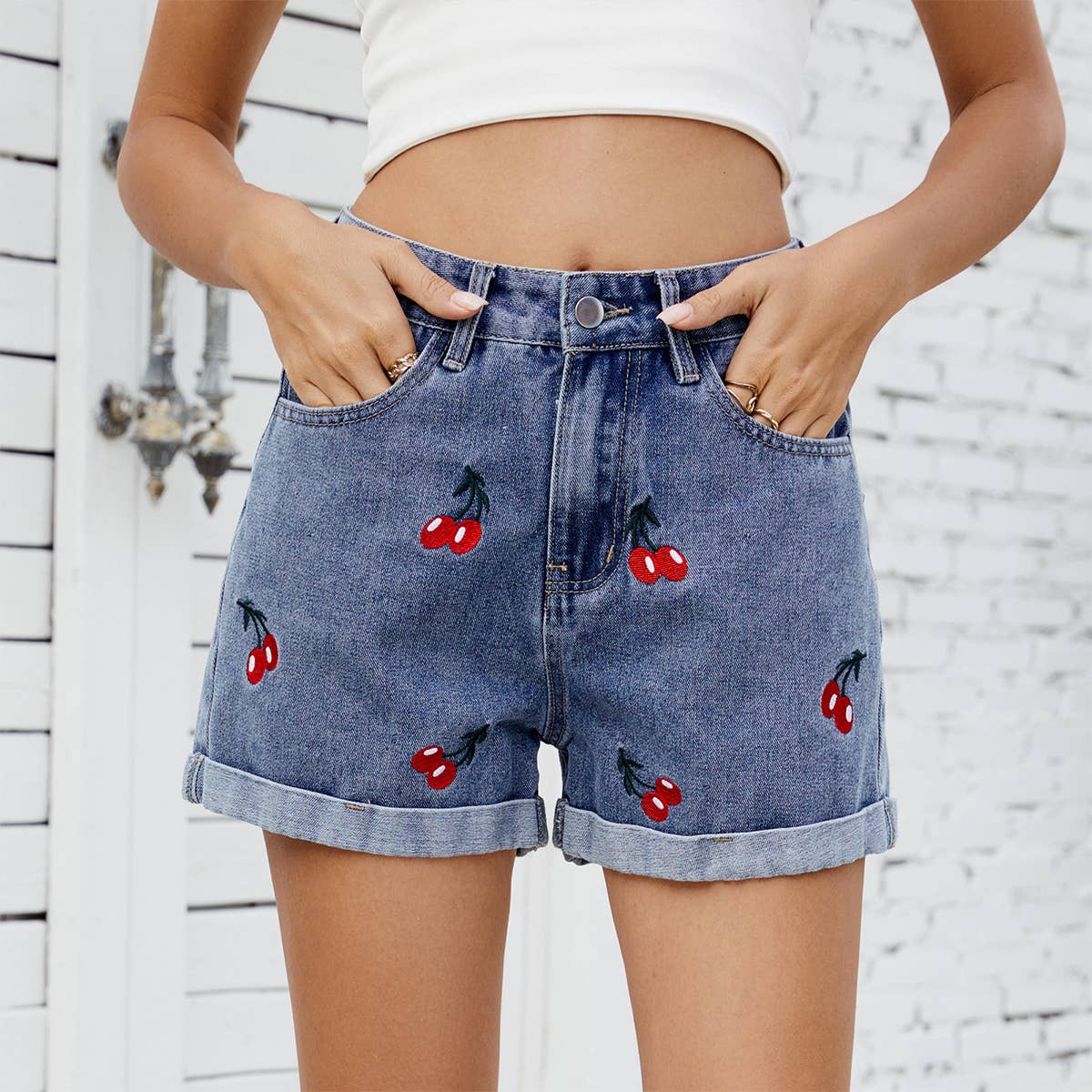 Washed cherry embroidered denim shorts Hot pants