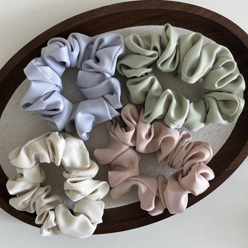 A simple and versatile satin style hairband