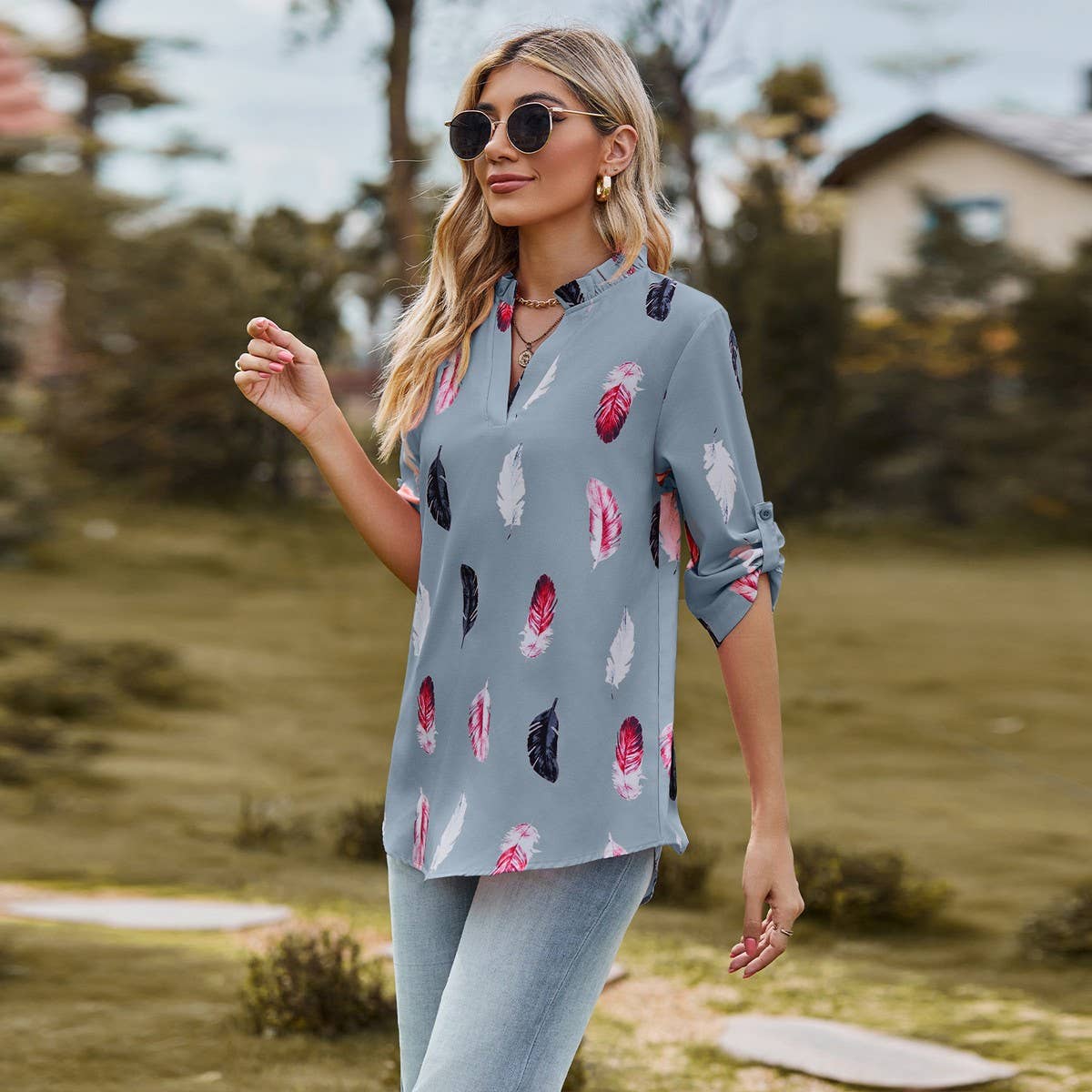 V-neck feather print seven-quarter sleeve shirt