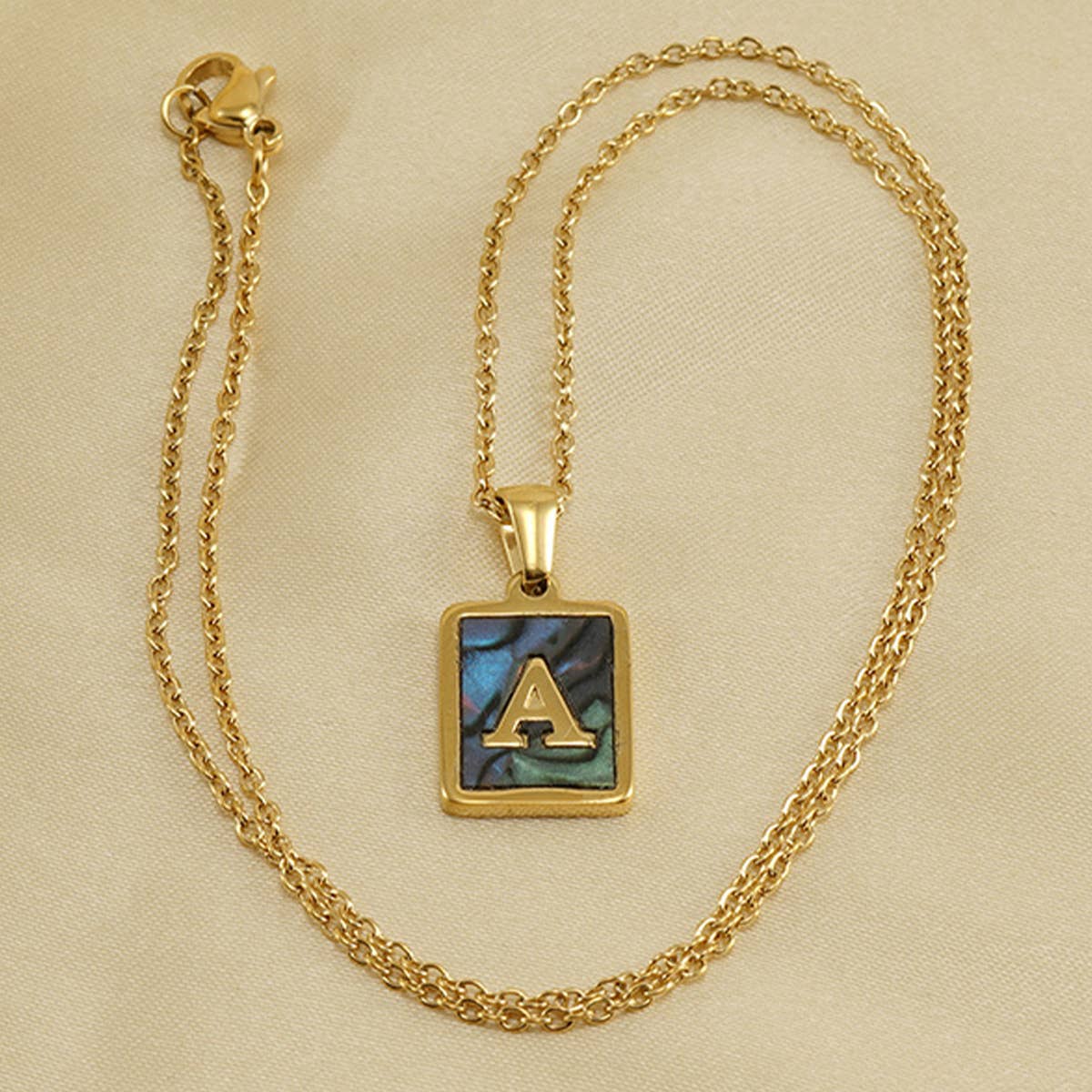 SQUARE SHELL 26 LETTER PENDANT NECKLACE_CWAJE0674