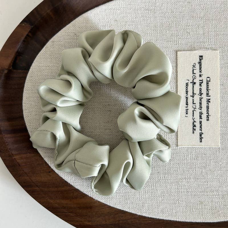 A simple and versatile satin style hairband