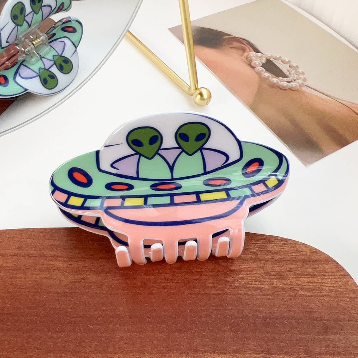 Creative cartoon anime grab alien spaceship grab