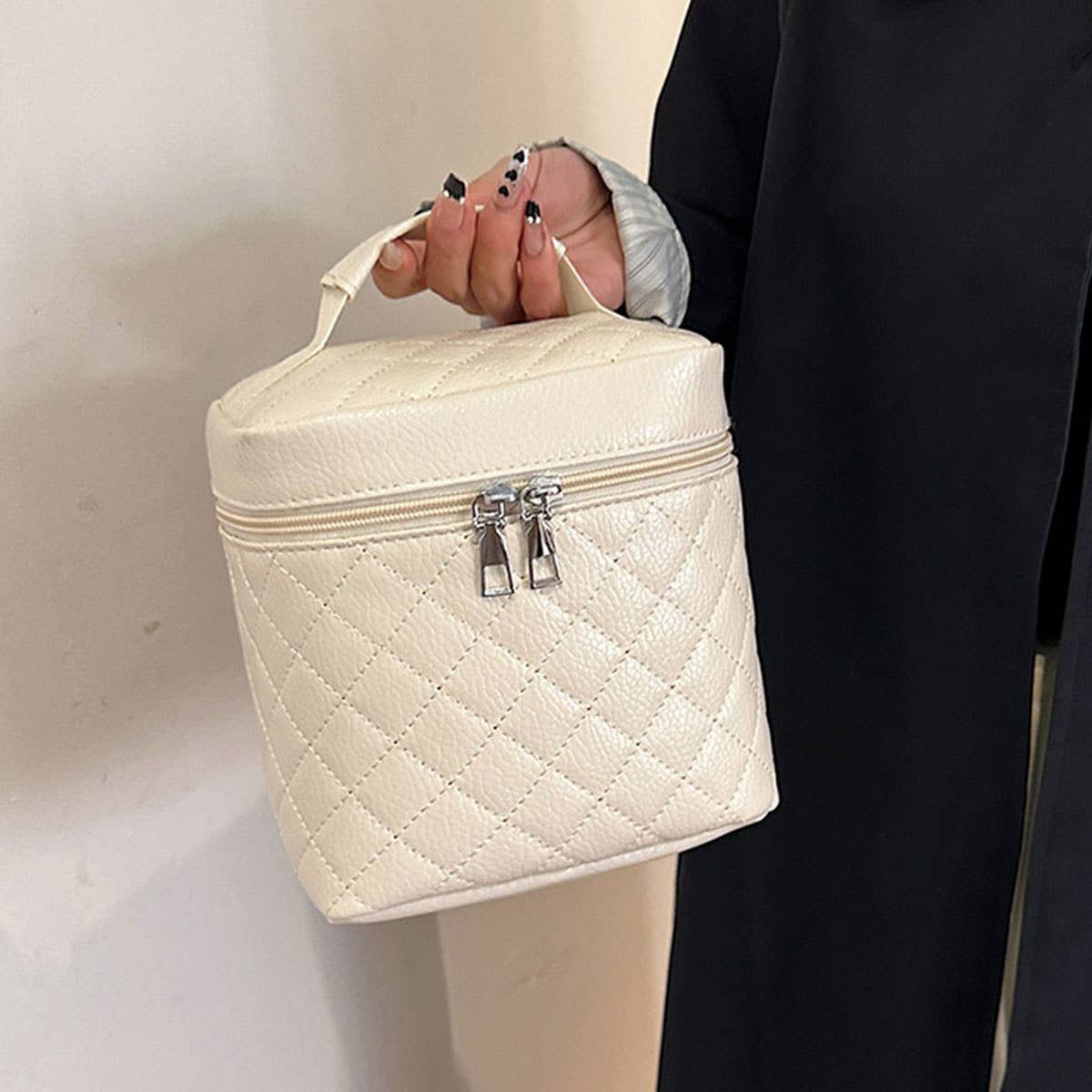 NEW RETRO SIMPLE DIAMOND BLACK COSMETIC BAG_CWAB4430