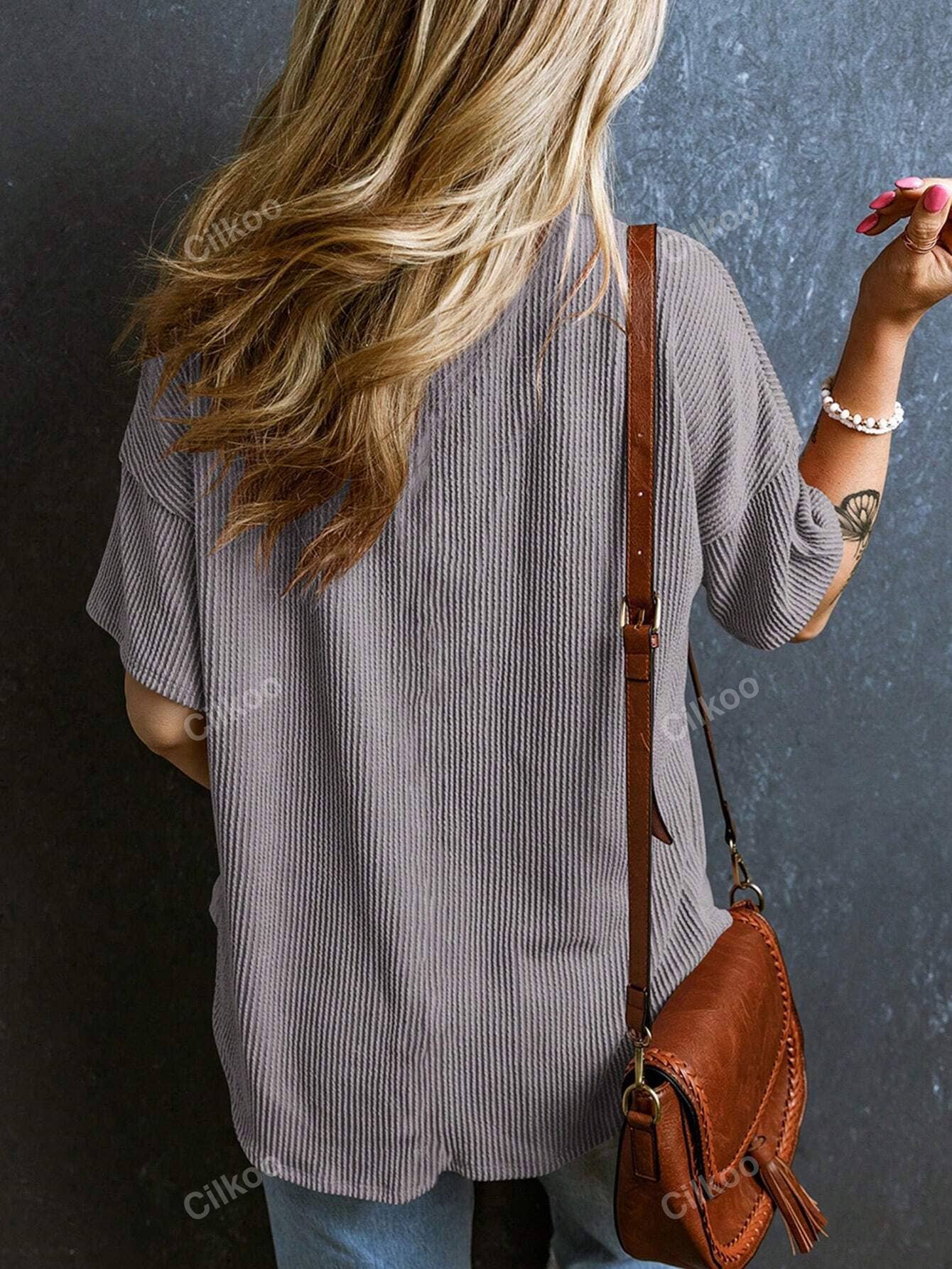 Stylish two-tone twist bullet pocket V-neck top