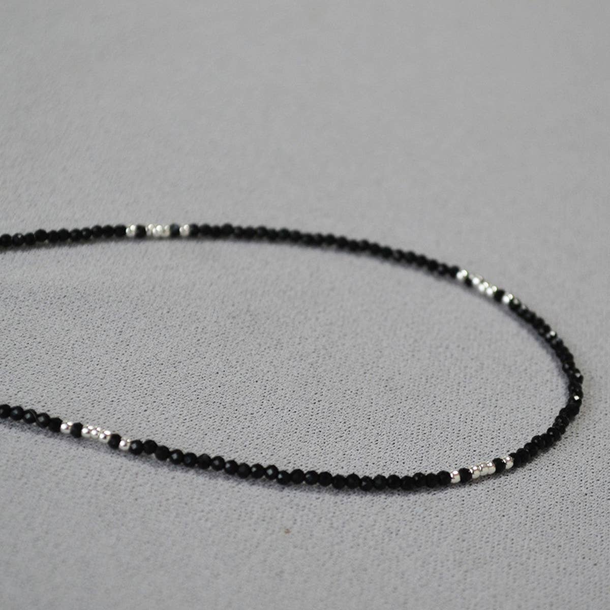 SIMPLE SHINY FACETED BLACK SPINEL BEADED NECKLACE_CWAJE2115