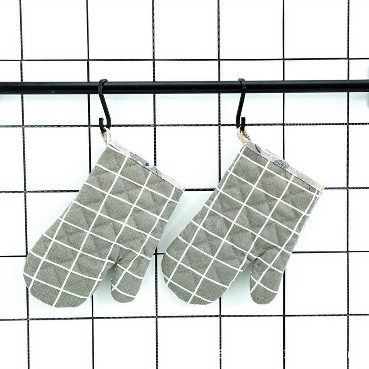 A PAIR OF HEAT-RESISTANT BAKING GLOVES_CWMM1452