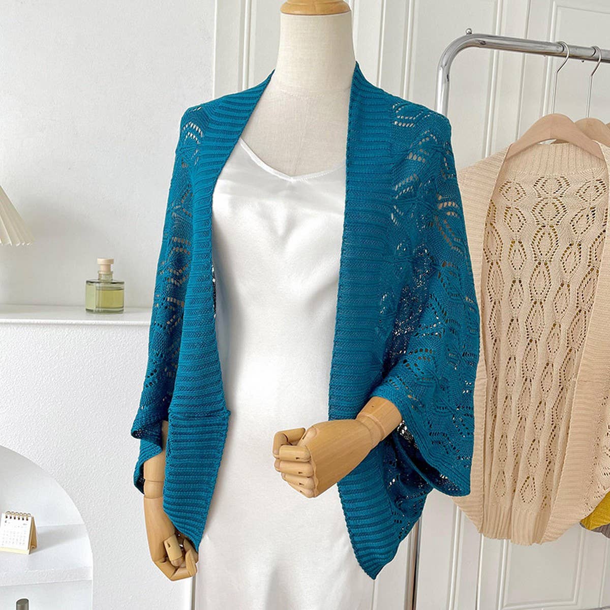 DIAMOND-SHAPED HOLLOW KNITTED SHAWL